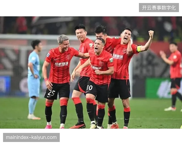 成都蓉城中场杨明洋以6张黄牌成为半程“卡牌大师”，其强硬的防守是球队领跑关键